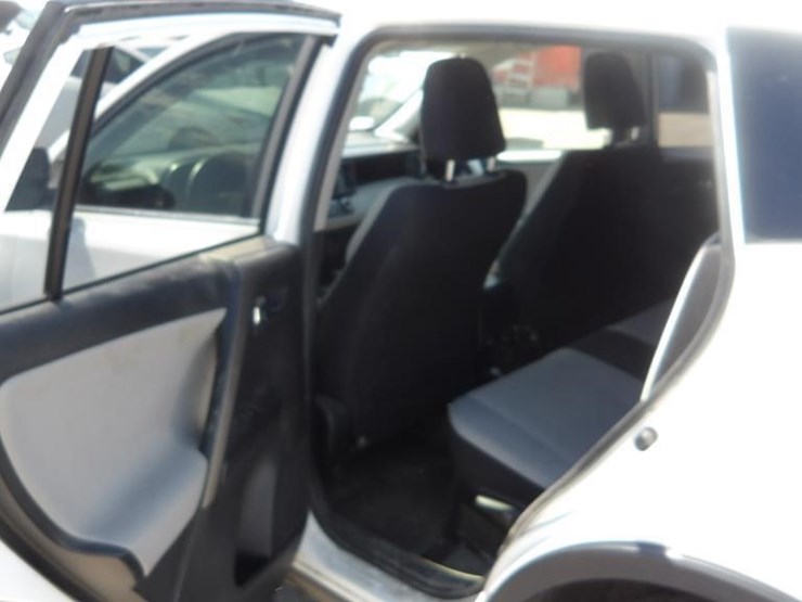 2016-toyota-rav4-xle-image-14