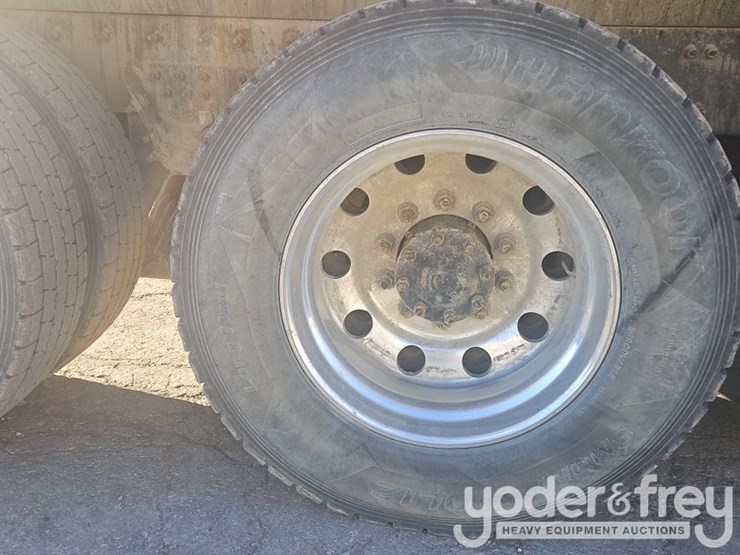 2019-freightliner-122sd-image-16