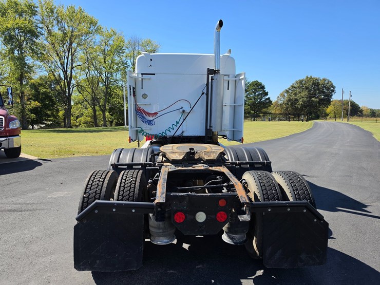 2001-freightliner-fld120-image-9