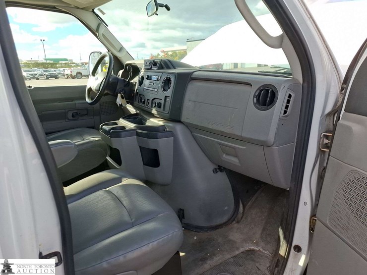 2013-ford-cargo-image-17