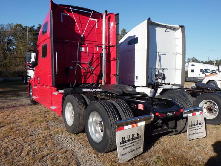 2022-volvo-vnl860-image-16