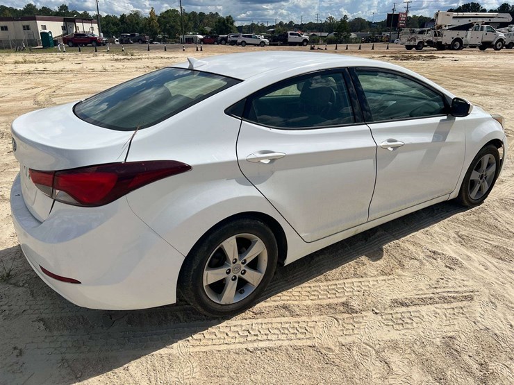 2015-hyundai-elantra-4-door-sedan-(177,178-miles)-image-4