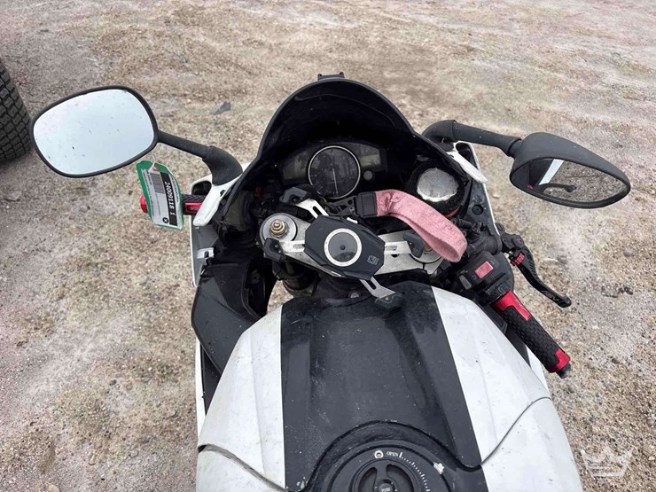 2006-yamaha-yzf-r1-motorcycle-image-9