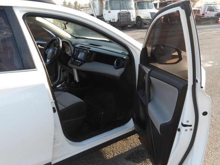 2016-toyota-rav4-xle-image-10