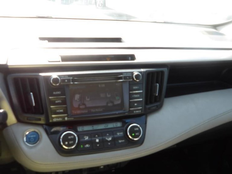 2016-toyota-rav4-xle-image-19