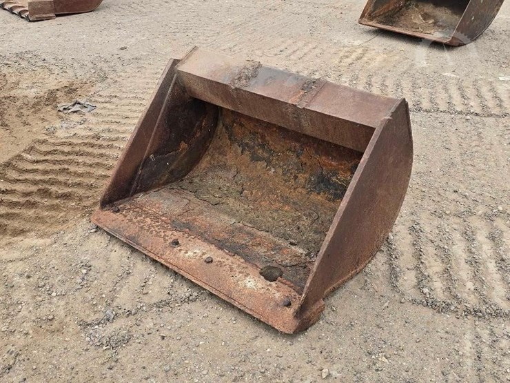 35.5-inch-bucket-image-1