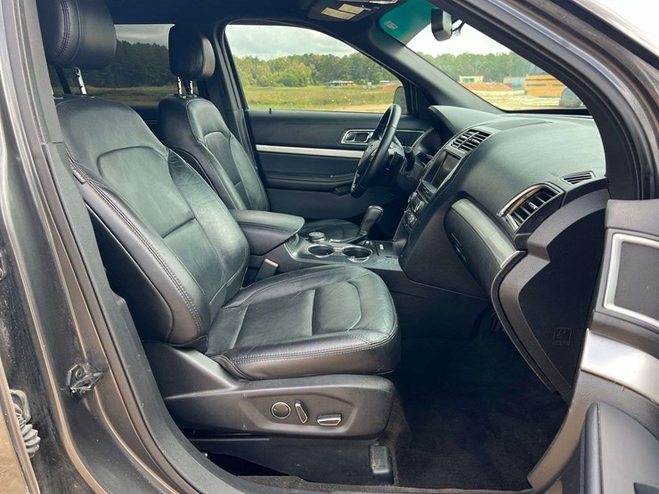 2016-ford-explorer-image-19