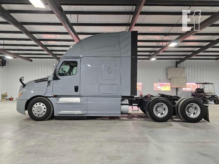 2020-freightliner-cascadia-126-image-5