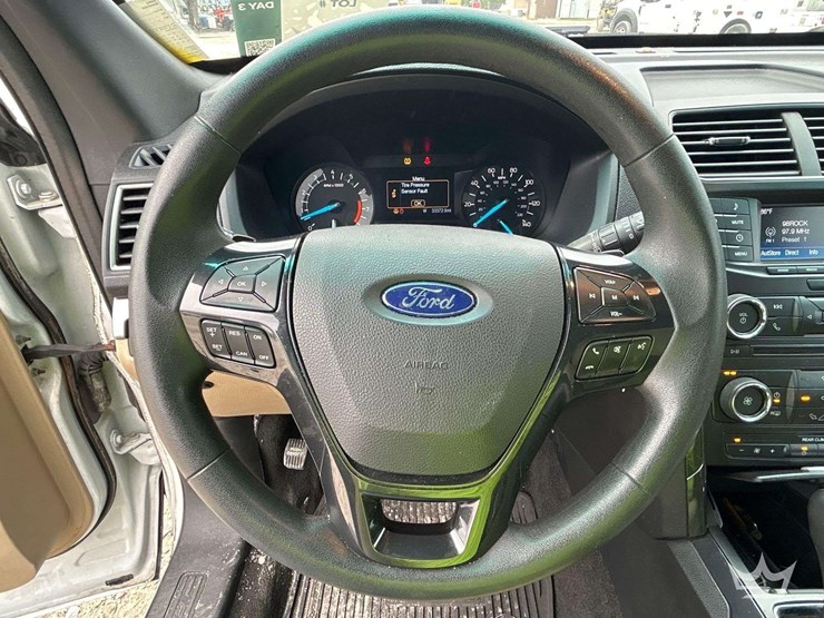 2016-ford-explorer-image-13