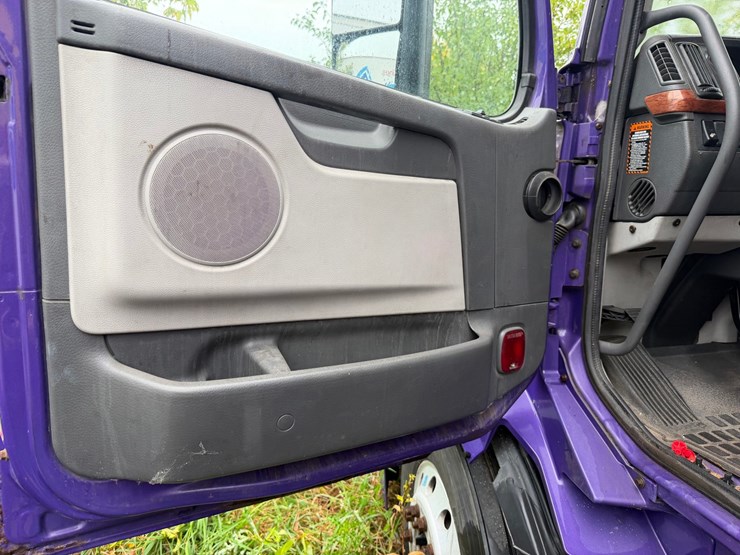 #1662-•-volvo-sleeper-cab-truck-tractor-image-33