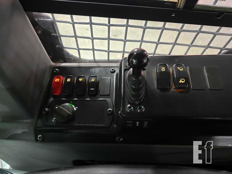 2020-caterpillar-d3k2-xl-image-25