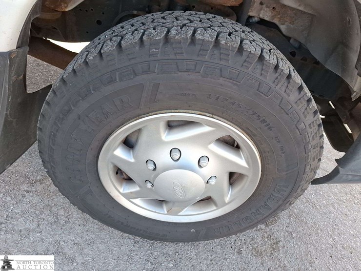2013-ford-cargo-image-19