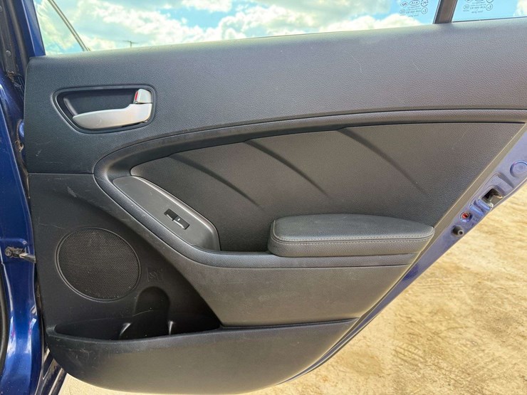 2017-kia-forte-4-door-sedan-(101,833-miles)-image-18