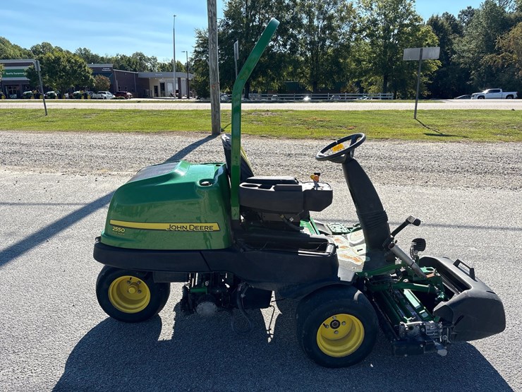 #1083-•-john-deere-2550e-*diesel*-riding-greensmower-image-6