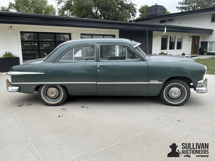 1951-ford-custom-tudor-2-door-sedan-image-4