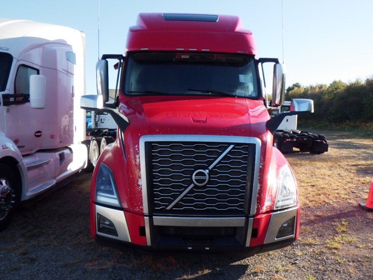 2022-volvo-vnl860-image-4