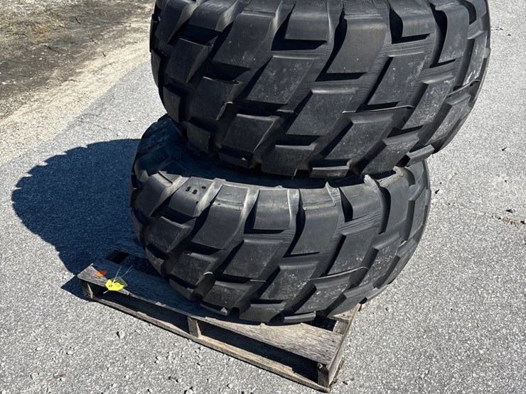 #1088-•-r3-turf-tires---*rear-only*---tires-and-rims-image-2