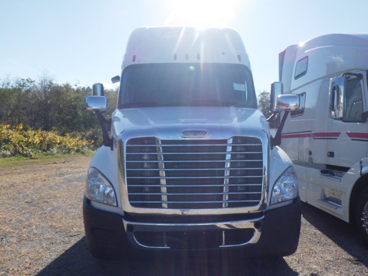 2017-freightliner-cascadia-125-image-2