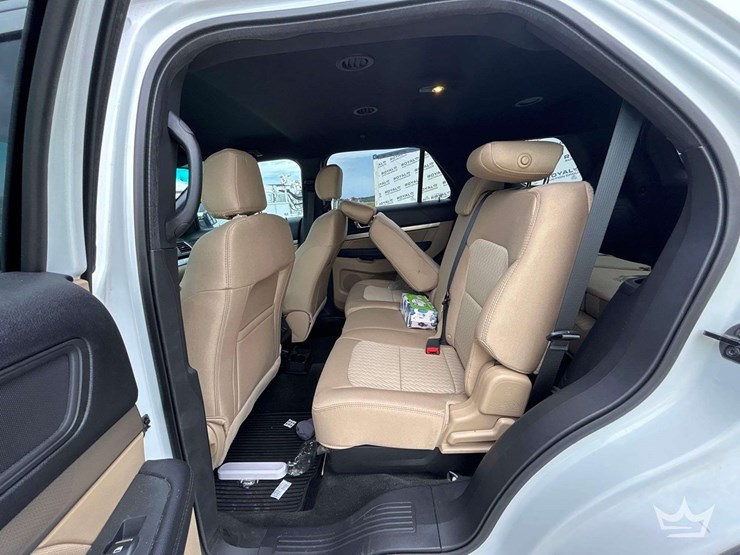 2016-ford-explorer-image-22
