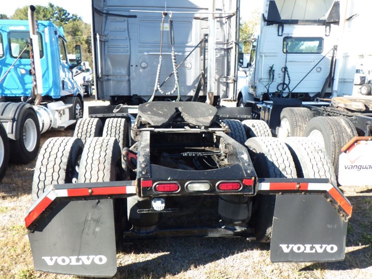 2019-volvo-vnl860-image-9
