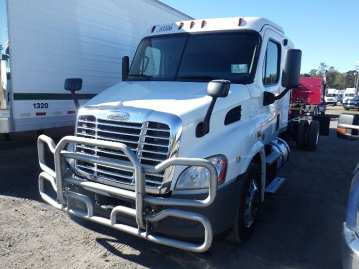 2020-freightliner-cascadia-113-image-1