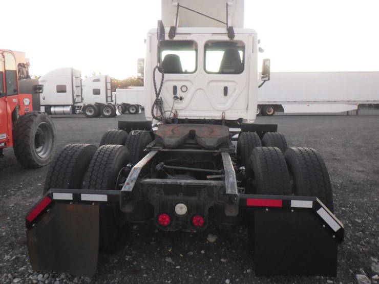 2018-freightliner-cascadia-125-image-8