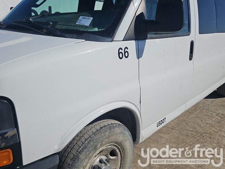 2017-chevrolet-3500-image-36