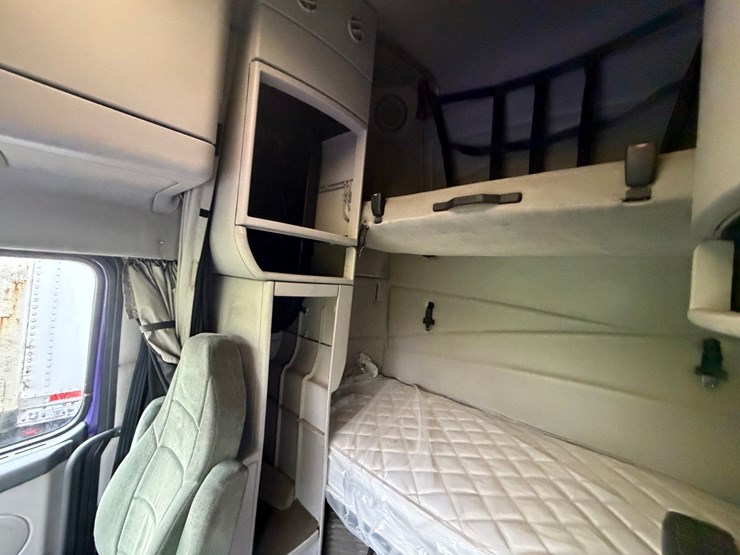#1662-•-volvo-sleeper-cab-truck-tractor-image-38