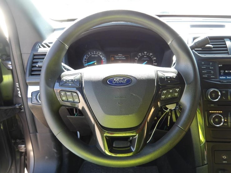 2018-ford-explorer-image-15