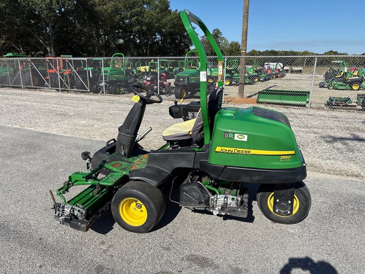 #1083-•-john-deere-2550e-*diesel*-riding-greensmower-image-2