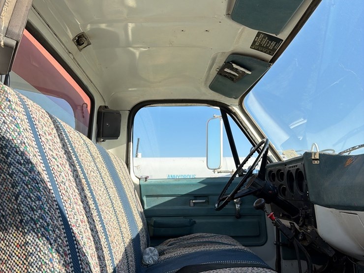 1973-tag-tandem-366-5+2,-motor-has-very-low-miles,-good-power,-roll-tarp,-truck-runs-and-operates-good-image-43