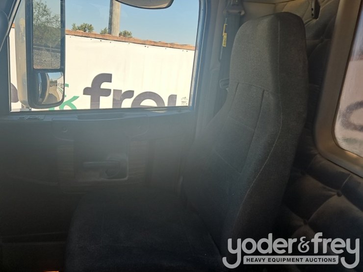 2019-freightliner-122sd-image-25