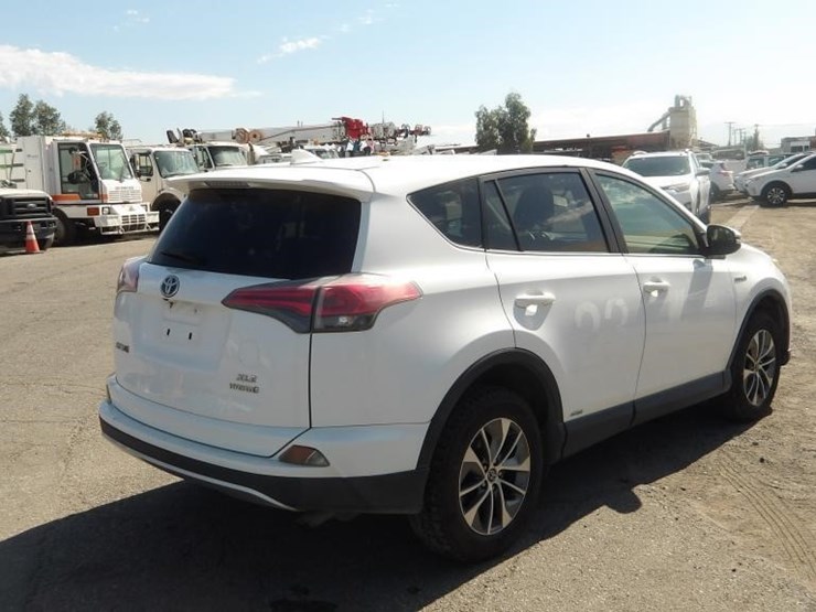 2016-toyota-rav4-xle-image-3
