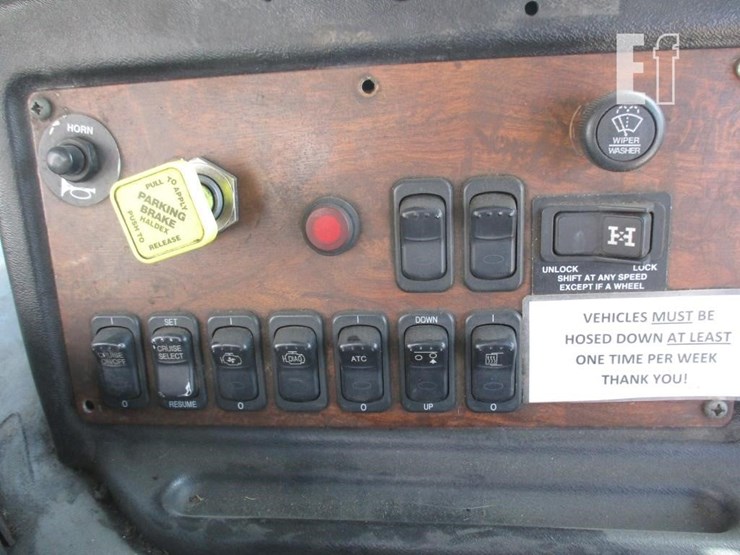 2010-peterbilt-320-image-12