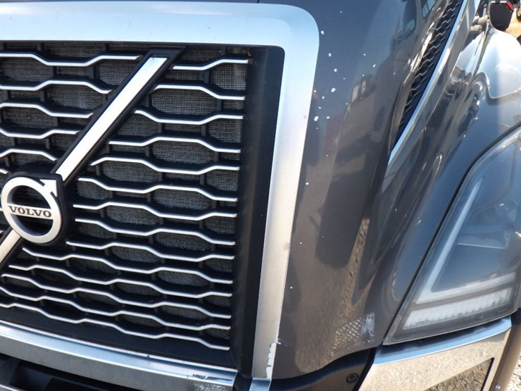 2020-volvo-vnl860-image-4