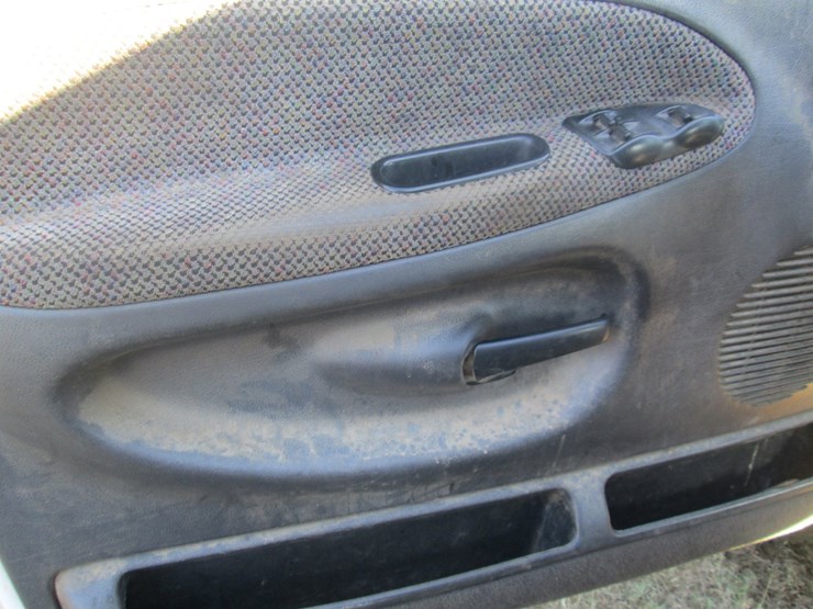 2001-dodge-3500-image-27