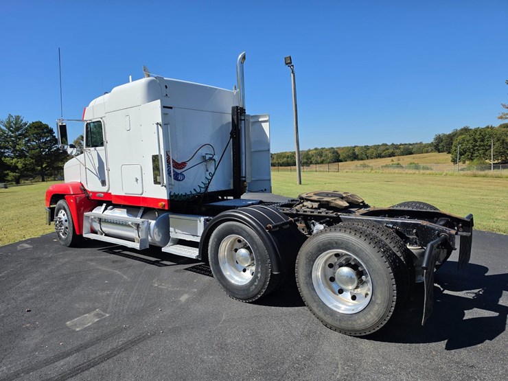 2001-freightliner-fld120-image-6