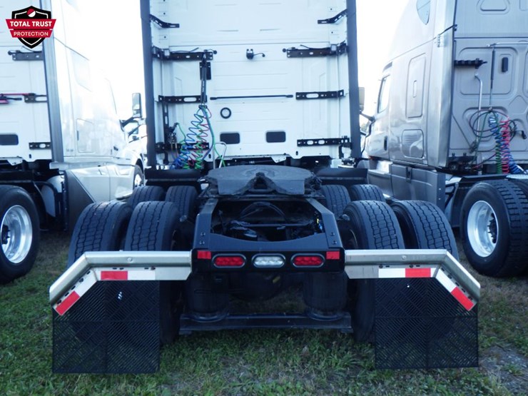 2025-volvo-vnl860-image-8