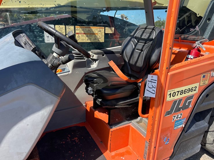 2018-jlg-742-image-12