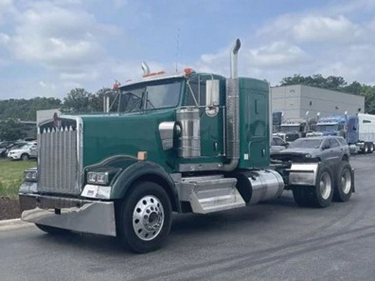 2022-kenworth-w900l-image-1