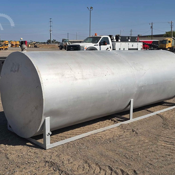 1,000 GALLON STEEL SKID-MOUNTED FUEL STORAGE TANK