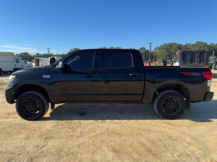 2011-toyota-tundra-sr5-image-8