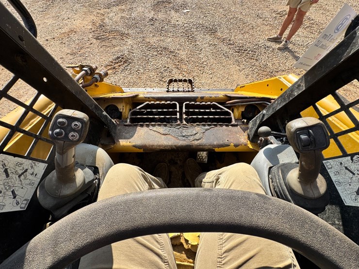 2015-caterpillar-236b3-image-10