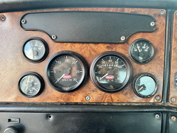 2001-peterbilt-385-image-13