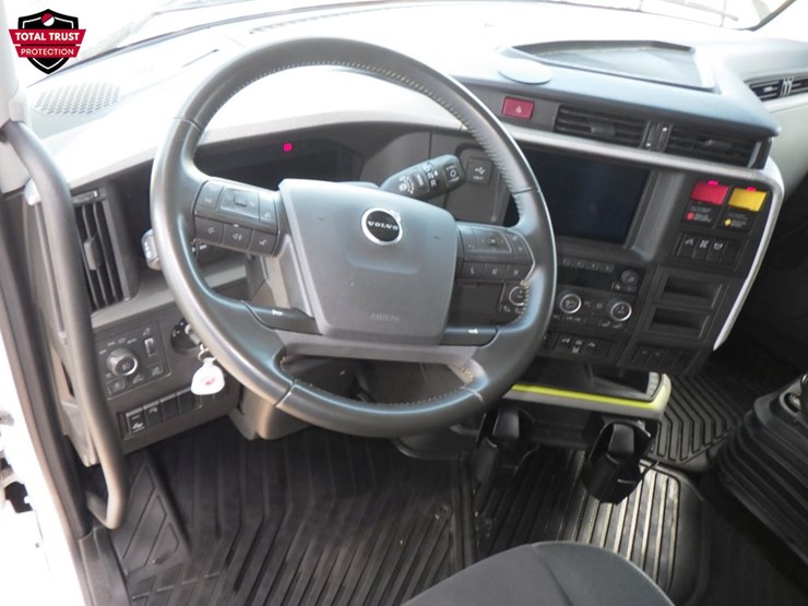 2025-volvo-vnl860-image-15