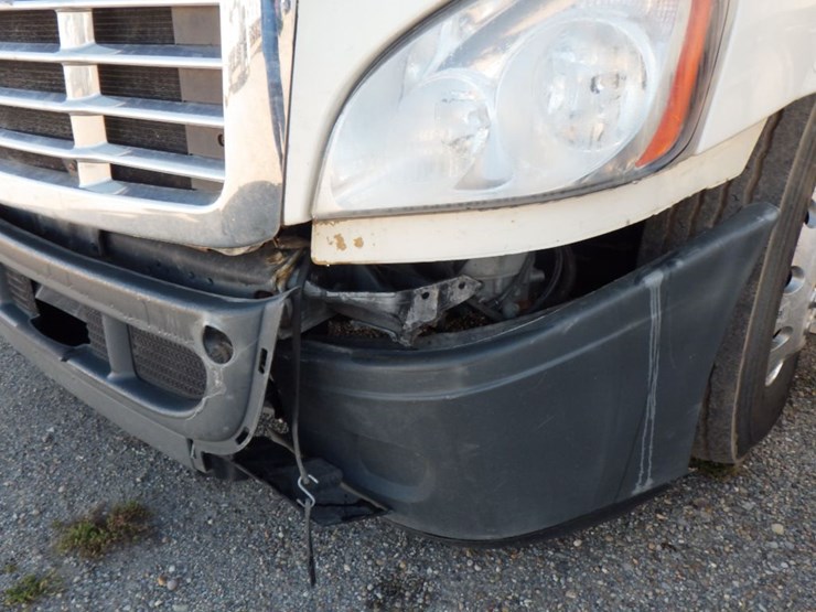 2015-freightliner-cascadia-125-image-2