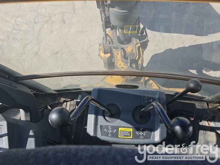 2018-deere-410l-image-35