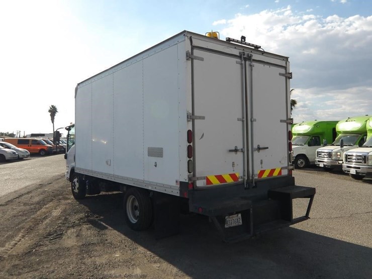 2016-isuzu-npr-image-4