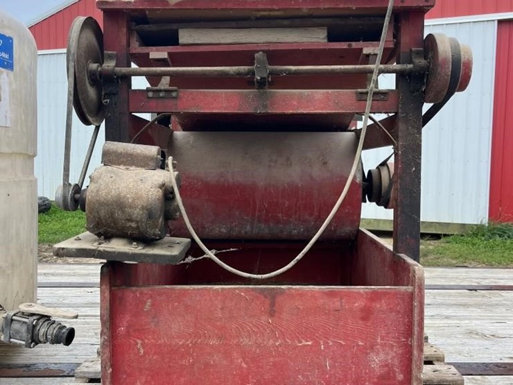 antique-a.t.-ferrell-fanning-mill-image-4