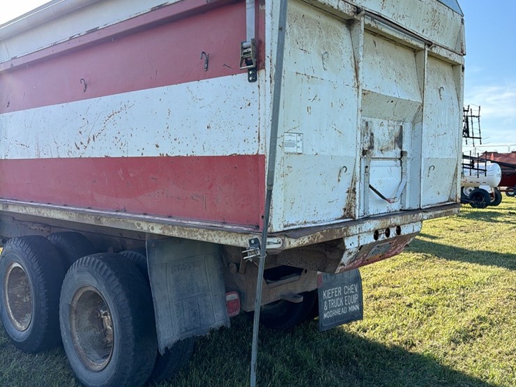 1973-tag-tandem-366-5+2,-motor-has-very-low-miles,-good-power,-roll-tarp,-truck-runs-and-operates-good-image-22